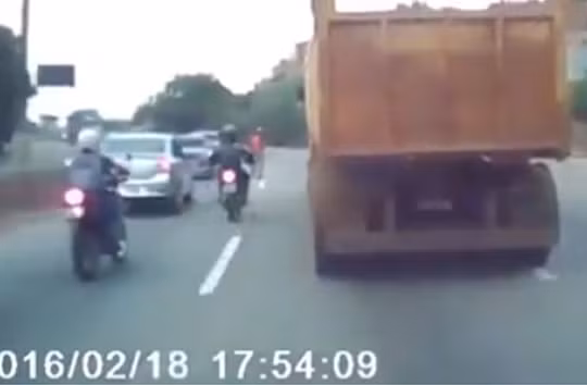 Video: Cú va chạm giao thông cực nguy hiểm giữa xe máy và người đi bộ