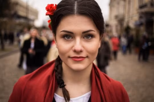 Noroc đã dành 3 năm để tập hợp các bức ảnh cho album "The Atlas of Beauty". Người phụ nữ này được chụp hình trên đường phố ở Moldova.