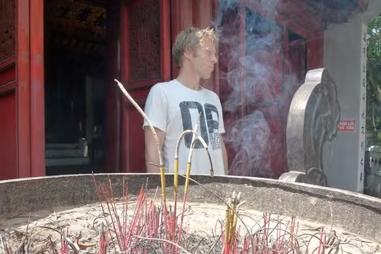 Ấn tượng của Gunnar về Việt Nam là con người rất thân thiện. “Bạn chỉ cần tìm chỗ ngồi, gọi đồ uống, thưởng thức và ngắm đường phố, người qua lại. Đừng quên ghé thăm đồng bằng sông Cửu Long và những chợ nổi đặc biệt ở đây”, Gunnar gợi ý.