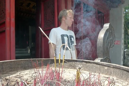 Ấn tượng của Gunnar về Việt Nam là con người rất thân thiện. “Bạn chỉ cần tìm chỗ ngồi, gọi đồ uống, thưởng thức và ngắm đường phố, người qua lại. Đừng quên ghé thăm đồng bằng sông Cửu Long và những chợ nổi đặc biệt ở đây”, Gunnar gợi ý.