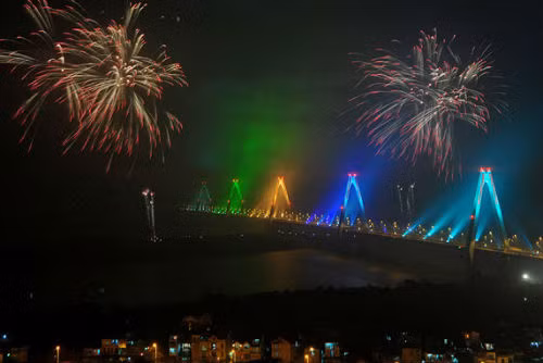 Tết Nguyên đán 2016 thành phố Hà Nội không bắn pháo hoa tại cầu Nhật Tân. 