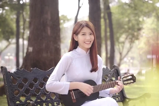 Video: Cô gái Malaysia hát nhạc Việt cực dễ thương