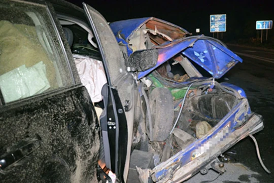 Hy hữu: Ôtô "húc" pháo phòng không