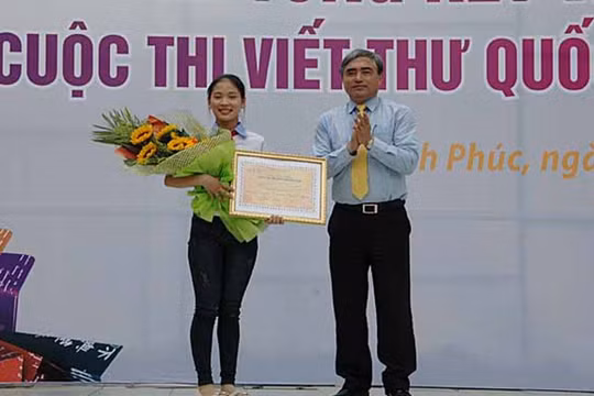 Thứ trưởng Bộ TT&TT Nguyễn Minh Hồng trao giải Nhất cho em Nguyễn Thị Thu Trang, học sinh lớp 9B, trường THCS Nguyễn Trãi, huyện Nam Sách, tỉnh Hải Dương