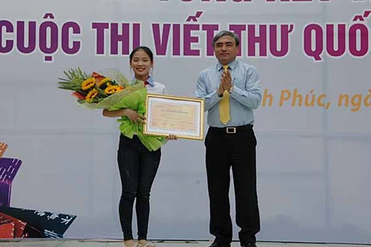 Thứ trưởng Bộ TT&TT Nguyễn Minh Hồng trao giải Nhất cho em Nguyễn Thị Thu Trang, học sinh lớp 9B, trường THCS Nguyễn Trãi, huyện Nam Sách, tỉnh Hải Dương