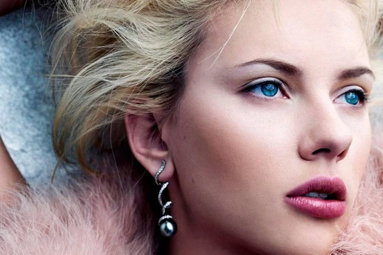Số lần Scarlett Johansson đứng đầu các bảng xếp hạng người đẹp của phương Tây có lẽ là "không đếm xuể". Với thân hình nóng bỏng, gương mặt xinh đẹp, ngôi sao người Mỹ được cho là người kế vị "biểu tượng gợi cảm" Marilyn Monroe