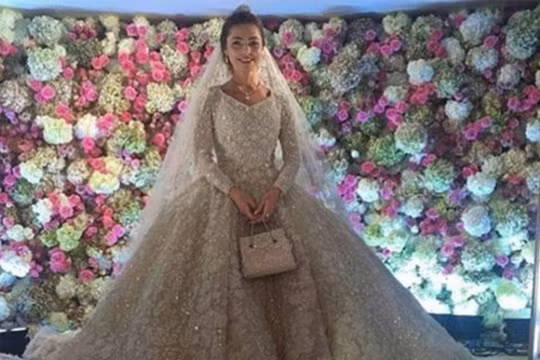 Bộ váy cô dâu được Elie Saab thiết kế riêng và có giá trị lên tới 18.000 bảng Anh (tương đương 25.925 USD). 