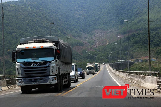 Xe vừa qua hầm đường bộ Hải Vân là vấp phải trạm thu phí hầm Phước Tượng- Phú Gia mặc dầu 2 hầm này cách đó rất xa.