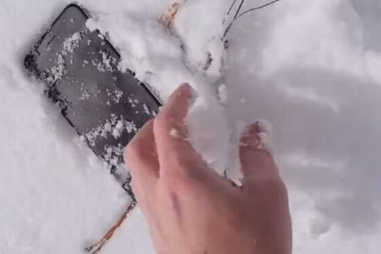 Hàng loạt iPhone “chết cóng” vì giá rét kỷ lục