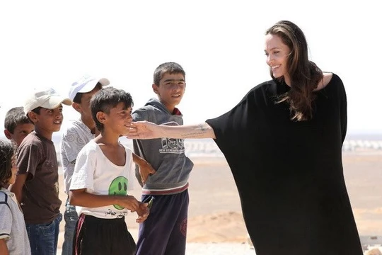 Đặc phái viên của Cao ủy Liên hợp quốc về người tị nạn Angelina Jolie Pitt - mặc váy đen.