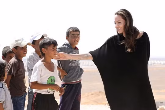 Đặc phái viên của Cao ủy Liên hợp quốc về người tị nạn Angelina Jolie Pitt - mặc váy đen.