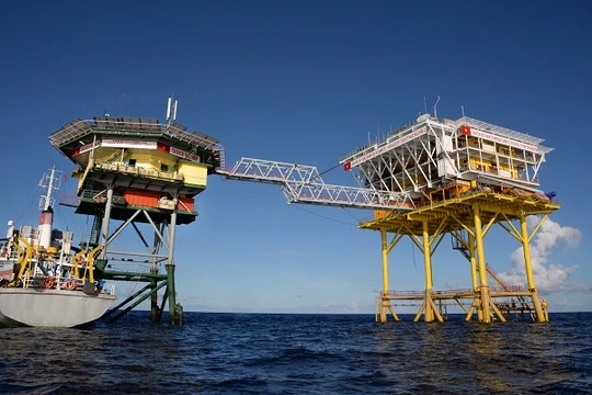 Các nhà giàn DK1 (Cụm công trình dịch vụ kinh tế - khoa học - kỹ thuật của Việt Nam) thế hệ thứ 2 và thứ 3 tại bãi ngầm Phúc Nguyên trên thềm lục địa phía Nam. Kể từ năm 1989, đây cũng chính là những cột mốc để bảo vệ chủ quyền và quyền chủ quyền trên vùn