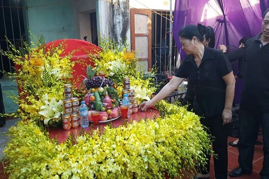 Theo dự kiến, đến cuối giờ chiều, đoàn xe chở linh cữu phi công Trần Quang Khải mới về đến nhà ở phố Giỏ (thôn Tân Văn 2, xã Tân Dĩnh, Lạng Giang, Bắc Giang). Tuy nhiên, công tác chuẩn bị hậu sự ở quê nhà đã hoàn tất từ sớm. Thỉnh thoảng, người thân, họ h