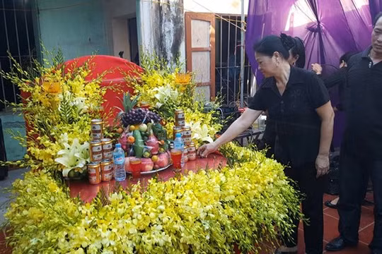 Theo dự kiến, đến cuối giờ chiều, đoàn xe chở linh cữu phi công Trần Quang Khải mới về đến nhà ở phố Giỏ (thôn Tân Văn 2, xã Tân Dĩnh, Lạng Giang, Bắc Giang). Tuy nhiên, công tác chuẩn bị hậu sự ở quê nhà đã hoàn tất từ sớm. Thỉnh thoảng, người thân, họ h