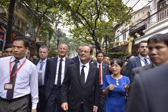 Tổng thống Pháp hòa mình vào dòng người đông đúc đi thăm khu 36 phố phường ở Hà Nội. 