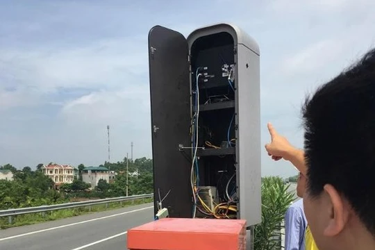 Tủ kết nối hệ thống giám sát giao thông qua camera trên cao tốc Nội Bài - Lào Cai. - Nguồn: FPT