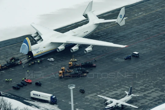 Chiếc phi cơ lớn nhất thế giới Antonov-225 Mriya, đã hạ cánh ở Perth, Australia trước sự hò reo chào đón nồng nhiệt của 20.000 người dân xứ sở chuột túi vào sáng 15/5. Máy bay chở hàng của Ukraine được thiết kế từ thập niên 80 của thế kỷ trước ở thời kỳ L