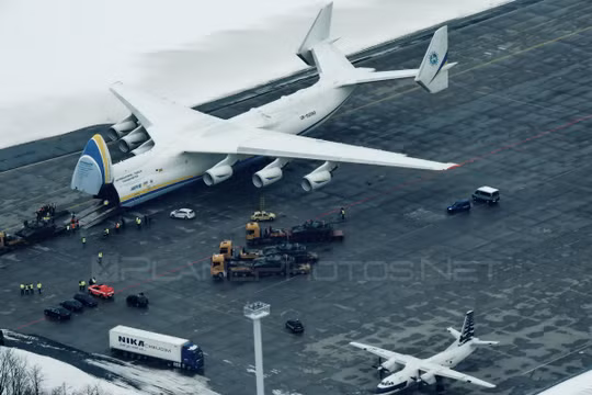 Chiếc phi cơ lớn nhất thế giới Antonov-225 Mriya, đã hạ cánh ở Perth, Australia trước sự hò reo chào đón nồng nhiệt của 20.000 người dân xứ sở chuột túi vào sáng 15/5. Máy bay chở hàng của Ukraine được thiết kế từ thập niên 80 của thế kỷ trước ở thời kỳ L