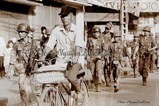 9 giờ sáng ngày 30.4.1975. Quân lính dù đóng tại Hóc Môn kéo chạy về hướng trung tâm thành phố Sài Gòn