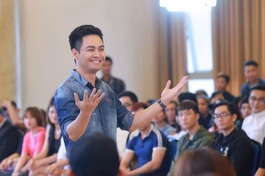 Video: Bất ngờ với giọng hát của MC Phan Anh