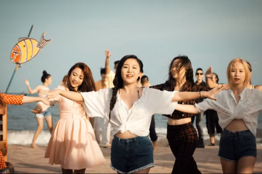 Xem MV mới 'Sống không đợi chờ' của Văn Mai Hương