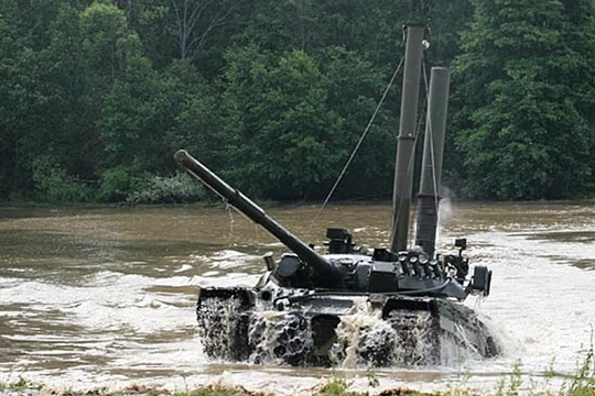 Được biết xe tăng T-72B có thể di chuyển dưới nước đến 2,5 km, ở độ sâu 5 m, và có thể sử dụng các loại vũ khí khi đang di chuyển dưới nước.