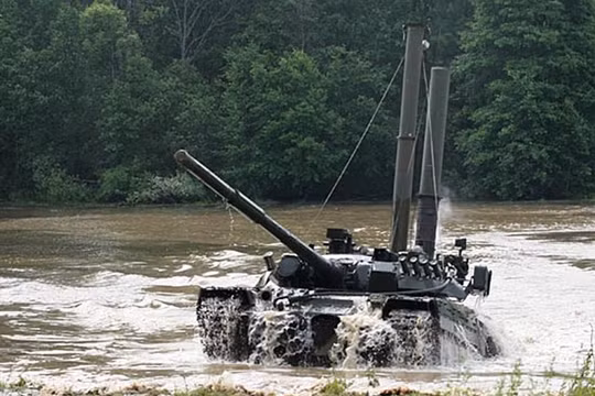 Được biết xe tăng T-72B có thể di chuyển dưới nước đến 2,5 km, ở độ sâu 5 m, và có thể sử dụng các loại vũ khí khi đang di chuyển dưới nước.