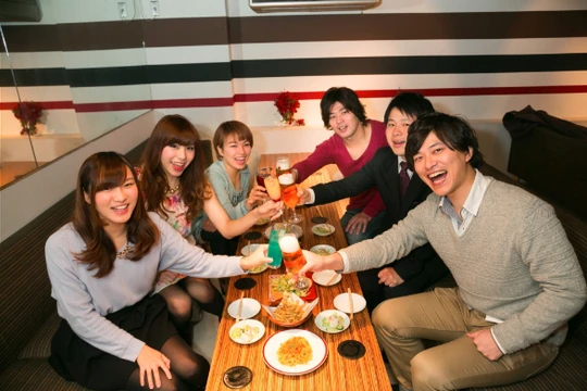 Nhân viên nhà hàng nhẹ nhàng tư vấn cho khách chỉ nên chọn 4 đến 5 món để ăn vừa đủ (ảnh minh họa)