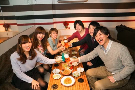 Nhân viên nhà hàng nhẹ nhàng tư vấn cho khách chỉ nên chọn 4 đến 5 món để ăn vừa đủ (ảnh minh họa)