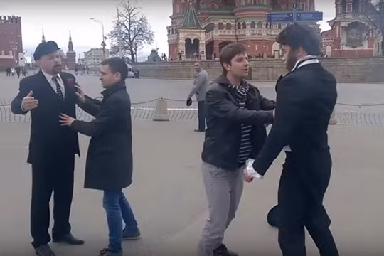 Video: “Pushkin” và “Lenin”... đánh nhau trên Quảng trường Đỏ