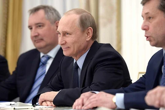 Video: Ông Putin 'nhắc khéo' Phó Thủ tướng chỉnh trang phục