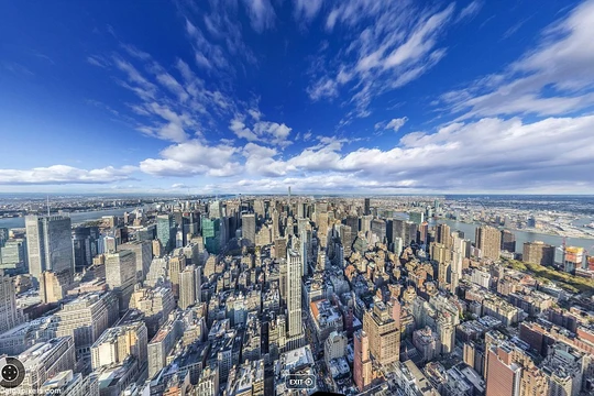  Nhiếp ảnh gia Jeffrey Martin đã dành 2 ngày để chụp 2.000 bức ảnh riêng lẻ rồi ghép lại để trở thành bức ảnh panorama 20 gigapixel khổng lồ với kích thước lớn nhất từ trước tới nay, khoảng 18m x 9m.