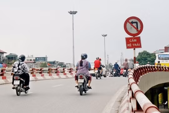 Về bản chất thì rẽ trái và quay đầu là hai hành động khác nhau, và trong quy chuẩn do bộ GTVT phát hành cũng có quy định rõ đối với trường hợp rẽ trái hoặc quay đầu.