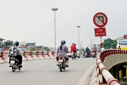 Về bản chất thì rẽ trái và quay đầu là hai hành động khác nhau, và trong quy chuẩn do bộ GTVT phát hành cũng có quy định rõ đối với trường hợp rẽ trái hoặc quay đầu.