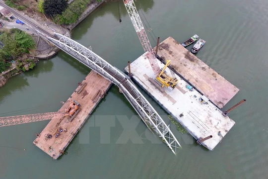 Ngày 27/3, Tổng Công ty xây dựng công trình giao thông 1-Cienco 1 đã bắt đầu trục vớt phần cầu Ghềnh bị sập sau vụ tai nạn sà lan chở cát đâm sập 2 nhịp.