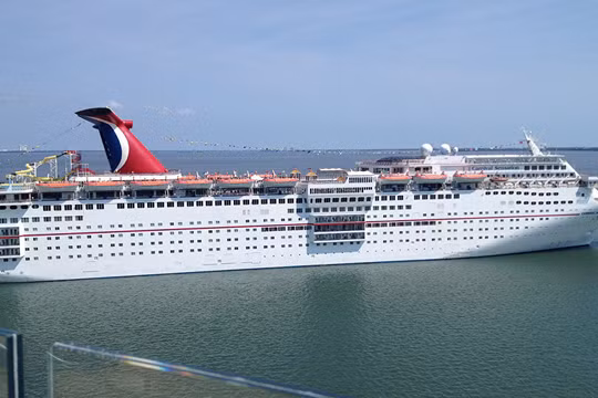 Tàu du lịch Mỹ lần đầu đến Cuba sau nửa thế kỷ