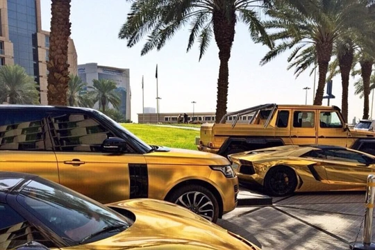 Choáng váng với dàn siêu xe dát vàng gây 'bão' ở Luân Đôn