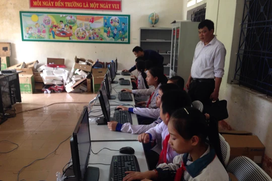 Món quà rất có ý nghĩa với thầy và trò trường Tiểu học Xuân Lũng. 