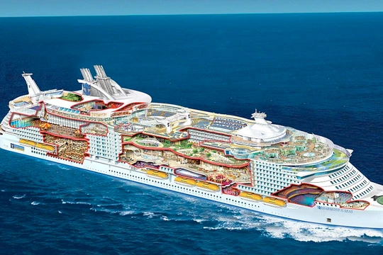 Du thuyền có 16 tầng, được ví như một công viên Trung tâm New York thu nhỏ với hơn 10.500 loài thực vật.