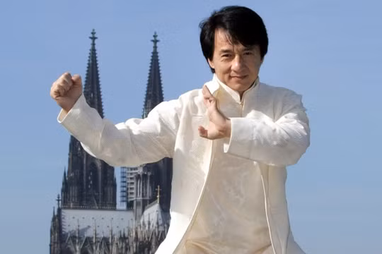 Thành Long dùng hình ảnh anh đang thực hiện một cảnh quay nguy hiểm từ độ cao 15 m trong phim "Kế hoạch A" để mở đầu tự truyện. Ngôi sao phim hành động cũng tiết lộ các khoảnh khắc nguy hiểm trên trường quay trong những chương tiếp theo. Nội dung này được