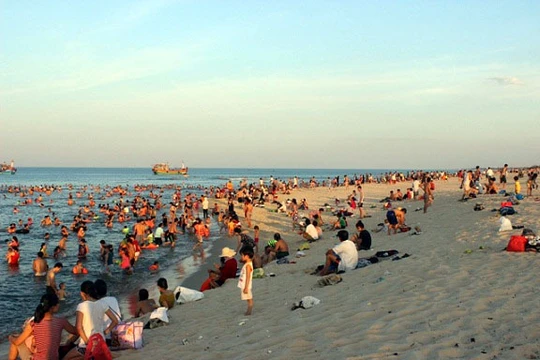 Nắng nóng trên diện rộng đã khiến các bãi biển chật cứng người. 