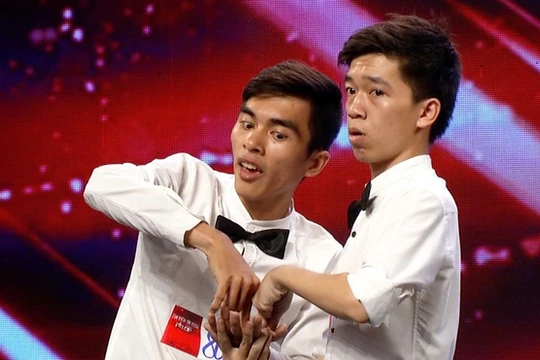 Video: Điên đảo với 2 anh chàng “xấu không giới hạn”