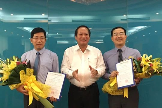 Bộ trưởng Bộ TT&TT Trương Minh Tuấn trao quyết định bổ nhiệm cho tân Cục trưởng Cục Báo chí Lưu Đình Phúc (bên trái) và tân Phó Chánh Thanh tra Bộ TT&TT Đinh Tiến Dũng (bên phải).