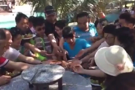 Khách Trung Quốc xấu mặt vì màn tranh hoa quả trong 6 giây