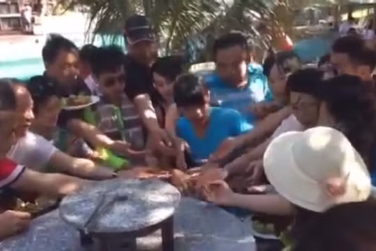 Khách Trung Quốc xấu mặt vì màn tranh hoa quả trong 6 giây