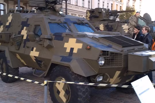 Xe bọc thép mới của Ukraine bị nứt sau khi kiểm tra