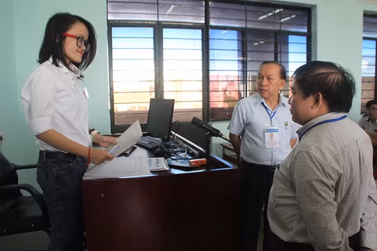 Thứ trưởng Bộ GD-ĐT Bùi Văn Ga hỏi thăm thí sinh trong phòng thi