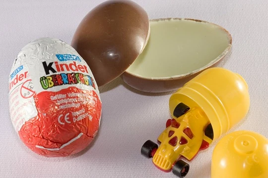 Có giả thiết rằng chất độc hại đã lọt vào sản phẩm sô cô la từ lớp bao gói có chứa dầu thơm.