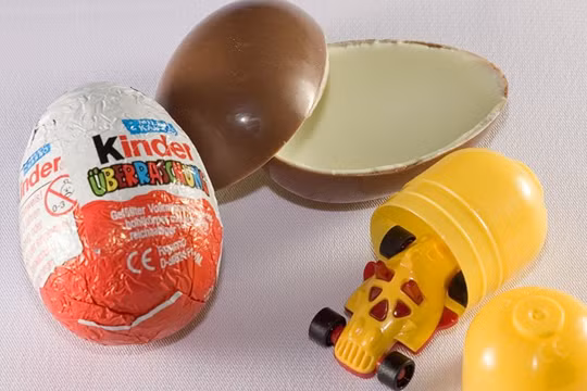 Có giả thiết rằng chất độc hại đã lọt vào sản phẩm sô cô la từ lớp bao gói có chứa dầu thơm.