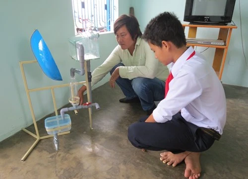 Học sinh làng "hô biến" nước mặn thành nước ngọt
